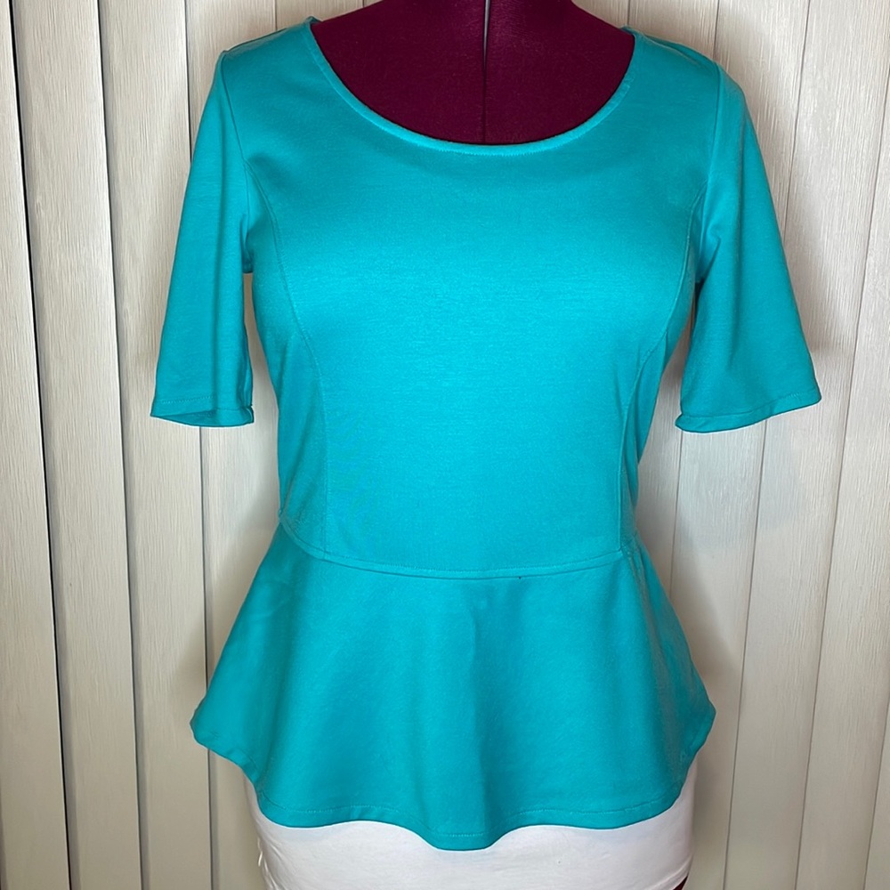 Alfani turquoise short sleeve knit top with peplum and back zipper. Size M.
